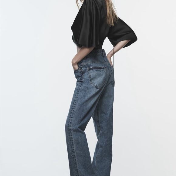 Zara Black KNOTTED CROPPED TOP
V-neck top with knot and short sleeve - Picture 4 of 10